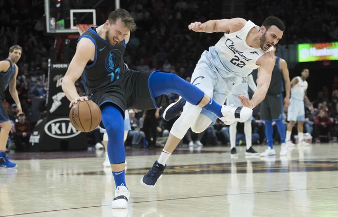 Luka Dončić (levo) je tudi v "slovenskem" Clevelandu potrdil, da je vrhunski košarkar in ljubljenec navijačev. FOTO: USA TODAY Sports<br />
 