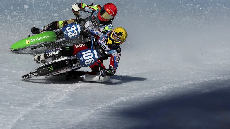 Fotografija: Kazahstanska različica speedwayja poteka kar na ledeni progi ( FIM Ice Speedway Gladiators World Championship). Foto Pavel Mikheyev Reuters