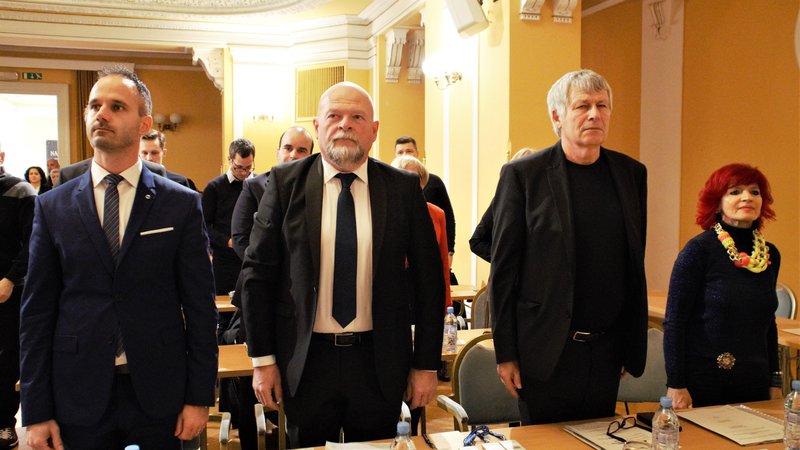 Fotografija: Štirje svetniki SD na konstitutivni seji mestnega sveta MO Celje, levo Damir Ivančić, drugi z desne predsednik celjske SD in županov pooblaščenec Stane Rozman. FOTO: Brane Piano