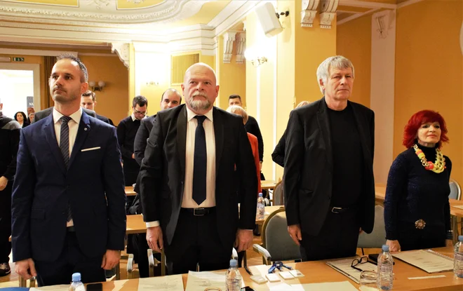 Štirje svetniki SD na konstitutivni seji mestnega sveta MO Celje, levo Damir Ivančić, drugi z desne predsednik celjske SD in županov pooblaščenec Stane Rozman. FOTO: Brane Piano