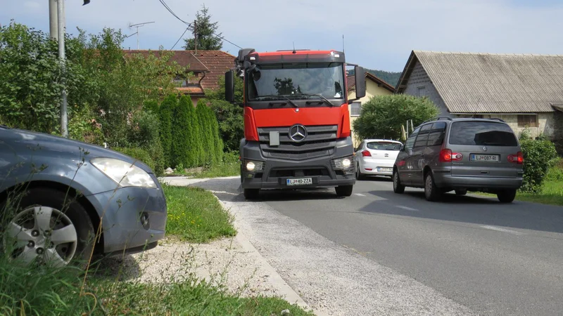 Fotografija: Z domačega dvorišča se je nevarno vključiti v promet. FOTO: Bojan Rajšek/Delo