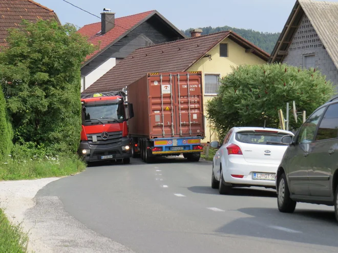 Pogosto se promet povsem ustavi, ko se na državni cesti srečata dve tovorni vozili. FOTO: Bojan Rajšek/Delo