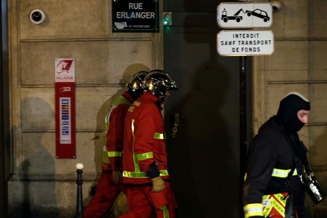 Požar je pod nadzorom, a gasilci opozarjajo, da se lahko število žrtev še poveča. FOTO: Geoffroy Van Der Hasselt/AFP