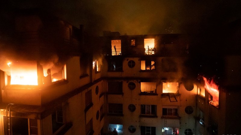 Fotografija: Zagorela je večnadstropna stavba v bližini parka Bolonjski gozd.  FOTO: Reuters