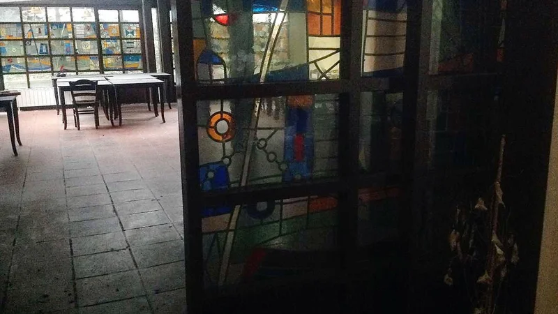 Fotografija: Vitraži Lojzeta Spacala v restavraciji hotela Turška mačka. FOTO: Arhiv Turška mačka