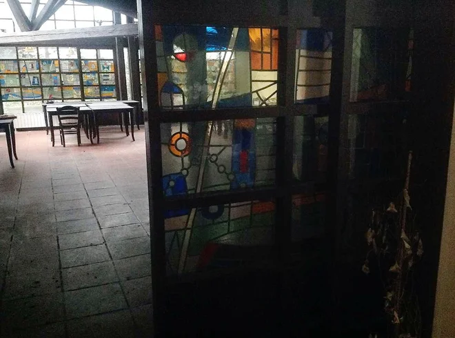 Vitraži Lojzeta Spacala v restavraciji hotela Turška mačka. FOTO: Arhiv Turška mačka