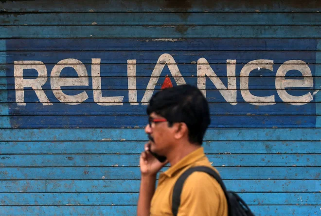 V boju za Reliance zmaguje Reliance Jio starejšega brata Ambani. FOTO: Francis Mascarenhas/Reuters