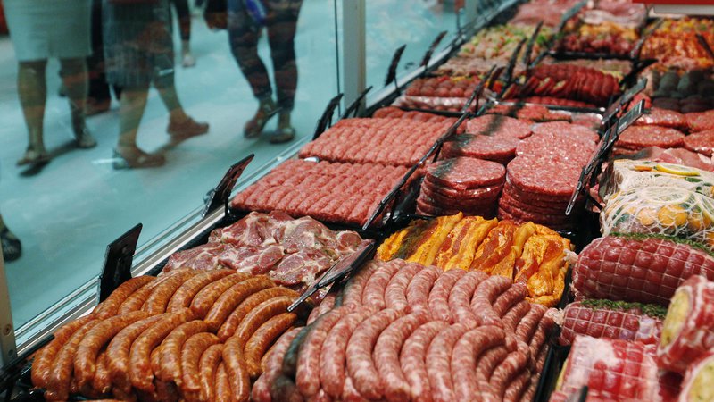 Fotografija: Poleg javne objave uvoznikov spornega mesa si v zadružni zvezi želijo spremembe javnega naročanja. FOTO: Leon Vidic/Delo