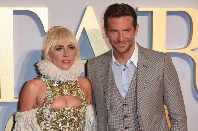 Lady Gaga in Bradley Cooper bosta nastopila s <em>Shallow </em>iz filma <em>Zvezda je rojena</em>.<em> </em>FOTO: Anthony Harvey/AFP