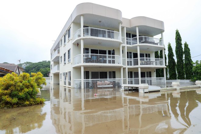 Niti najrazkošnejše hiše se niso izognile vodi. FOTO: AFP