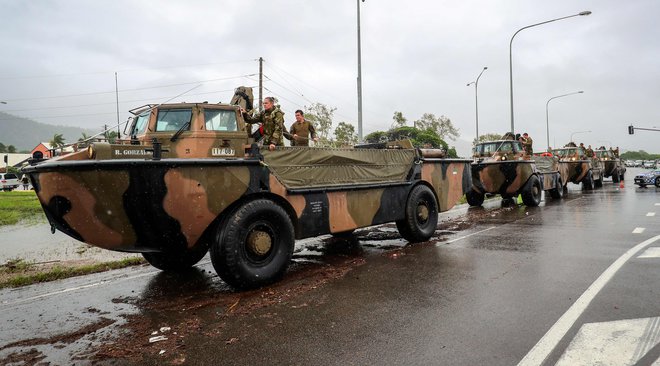Na poplavljenih območjih je posredovala tudi vojska. FOTO: AFP
