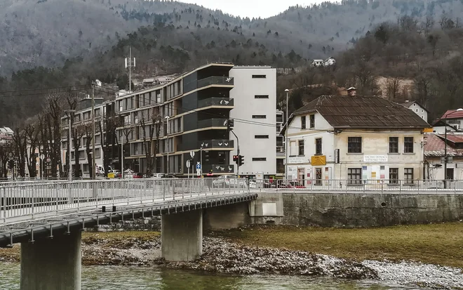Povprečna starost zaposlenih v DU Idrija je 45 let. Tudi to vodi v višjo ceno oskrbnine. FOTO: Anja Intihar