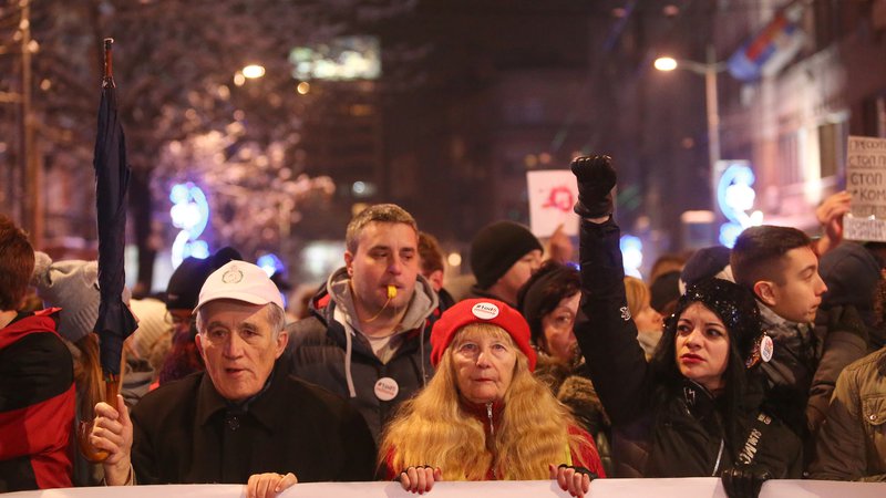 Fotografija: Beograjski sobotni protesti so vse bolj množični in se širijo v druga srbska mesta. FOTO: Djordje Kojadinović/Reuters