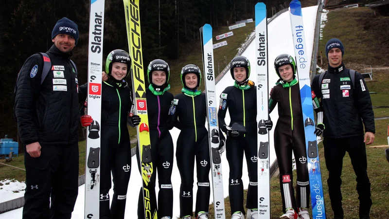 Fotografija: Slovenija bo na Ljubnem nastopila brez nacionalnega paketa, tako da bo tekmovala šesterica že uveljavljenih skakalk. Pod vodstvom Zorana Zupančiča (levo; skrajno desno njegov pomočnik Anže Lavtižar) se bodo za čim višje uvrstitve borile Nika Križnar, Špela Rogelj, Katra Komar, Urša Bogataj, Jerneja Brecl in Maja Vtič (manjka na fotografiji, ker je izpustila včerajšnji trening).
FOTO: Mavric Pivk/Delo