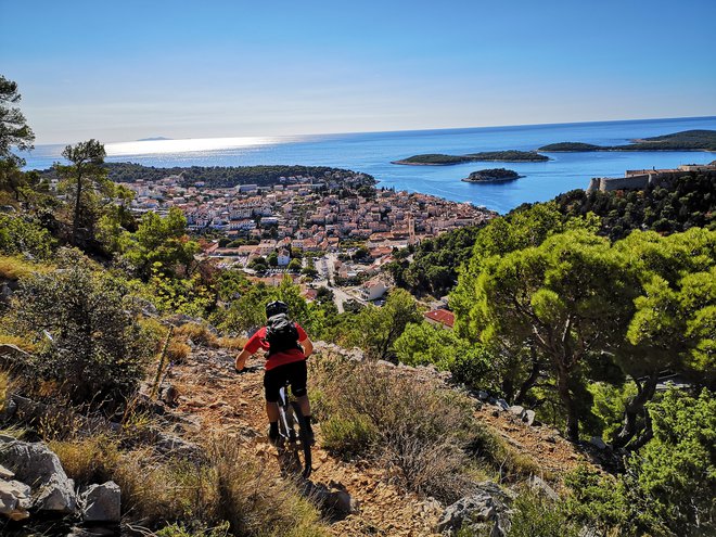 Po hrvaška obala omogoča kolesarjenje vse leto. Pogled na Hvar. Foto Bojan Šekinc