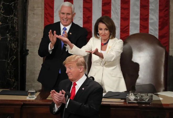 Vodja demokratske večine v spodnjem domu Nancy Pelosi je ves čas mirila svoje kongresnike, medtem ko je podpredsednik Mike Pence kot uradni vodja senata skoraj neopazno spremljal nastop Donalda Trumpa. FOTO Reuters