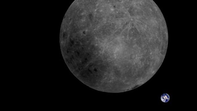 Fotografija: Skrita stran Lune in Zemlja. FOTO: MingChuan Wei, Harbin Institute of Technology/Tammo Jan Dijkema/Dwingeloo Radio Telescope 