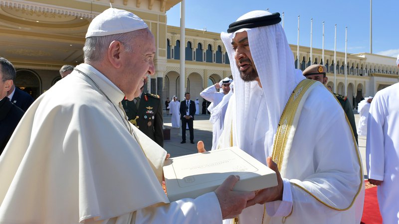 Fotografija: Papež Frančišek je abudabijskemu princu šejku Mohamedu bin Zajedu al Nahjanu izročil dokument o bratstvu. FOTO AFP