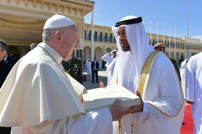 Papež Frančišek je abudabijskemu princu šejku Mohamedu bin Zajedu al Nahjanu izročil dokument o bratstvu. FOTO AFP