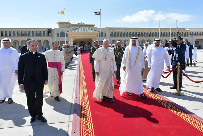 Papež na poti na letalo po tridnevnem obisku v Združenih arabskih emiratih. FOTO AFP