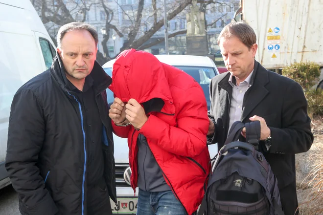 Kolegi so kriminalista Lavrinca privedli pred obličje pravice. FOTO: Marko Feist
