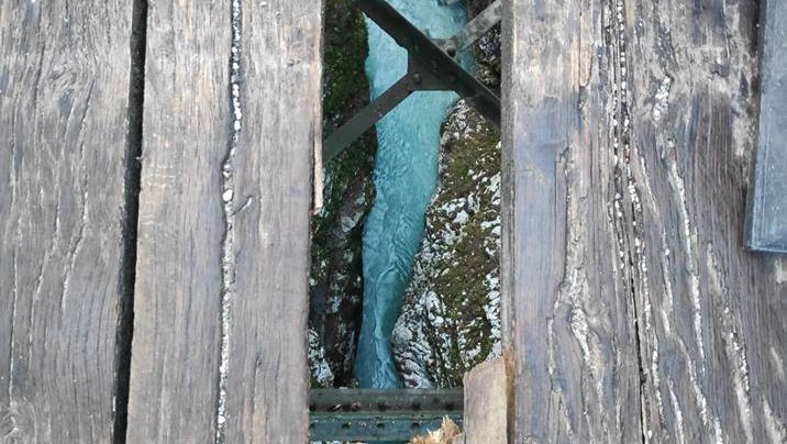 Fotografija: Hudičev most stoji 60 metrov nad reko Tolminko. Foto Blaž Močnik