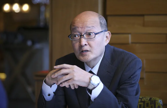 Yoshiaki Ichikawa: Prednost Slovenije je njena majhnost. Ima dva milijona prebivalcev, samo Hitachi pa zaposluje 300.000 ljudi.<br />
Foto Jože Suhadolnik
