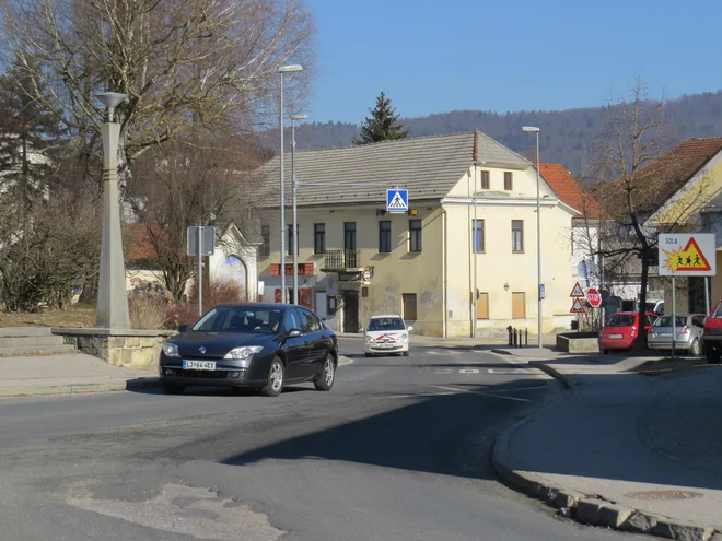 V Moravčah imajo poleg neuglednega občinskega središča težave tudi s pitno vodo, ki jo je treba pred uporabo klorirati. FOTO: Bojan Rajšek/Delo