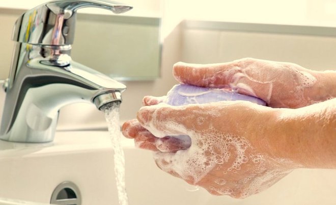 20 sekund ali več si milimo roke pri umivanju, priporočajo na NIJZ. FOTO: Thinkstock