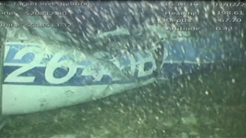 Fotografija: Letalo, na nakaterem sta bila nogometaš Emiliano Sala in pilot David Ibbotson, so reševalci našli 67 metrov pod morsko gladino. FOTO: Reuters
