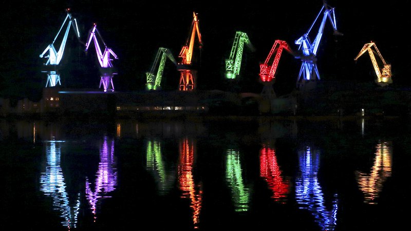 Fotografija: Žerjavi ladjedelnice Uljanik so bili pred leti glavni igralci spektakla na svetlobnem festivalu Vizualija. FOTO: Antonio Bronic/REUTERS