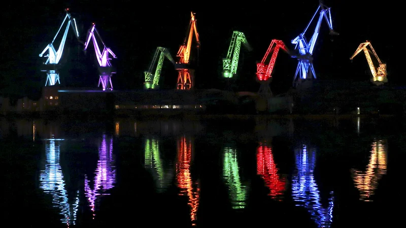 Fotografija: Žerjavi ladjedelnice Uljanik so bili pred leti glavni igralci spektakla na svetlobnem festivalu Vizualija. FOTO: Antonio Bronic/REUTERS