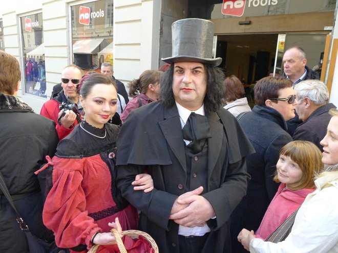V Kranju je mogoče 8. februarja v vrvežu srečati tudi tistega, zaradi katerega je na ta dan v mestu smenj. FOTO: Primož Hieng