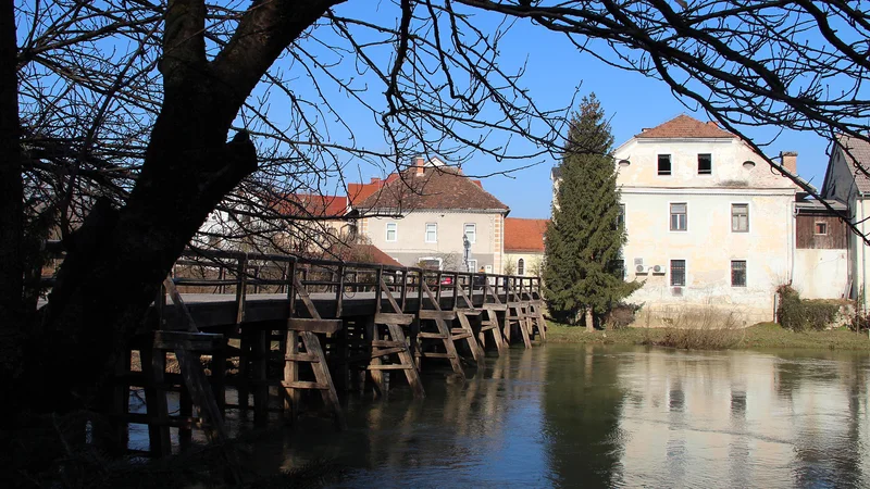 Fotografija: Ob vsakem dežju Kostanjevčane skrbi, da bo narasla Krka spet poplavljala. Foto Simona Fajfar