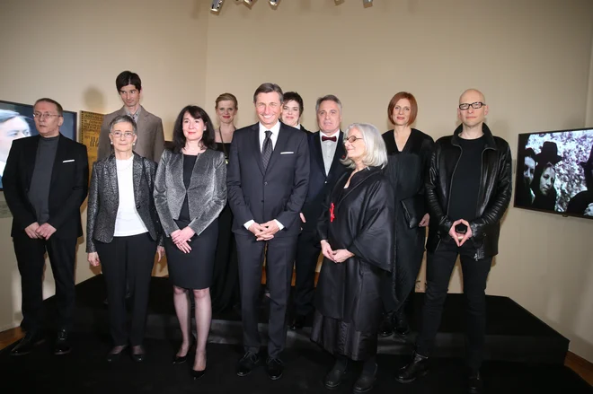Nagrajencem je pred začetkom proslave pot do prve vrste sedežev v Gallusovi dvorani pokazal Borut Pahor, ki jih je vodil vse do njih. FOTO: Jože Suhadolnik/Delo