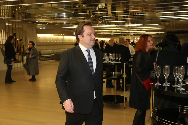 Dejan Prešiček na proslavi, ki je minila brez rednega kulturnega ministra, a vsaj s prisotnostjo bivšega. FOTO: Jože Suhadolnik/Delo