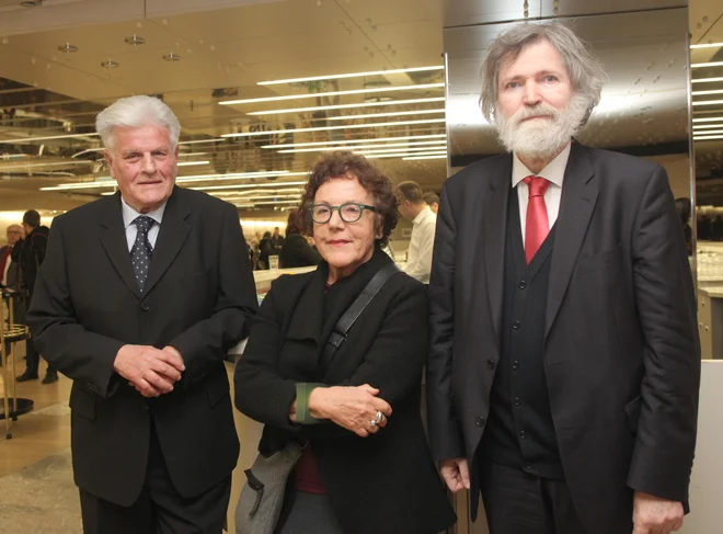 Likovni kritik Aleksander Bassin ter umetnostna zgodovinarja Sonja Ana Hoyer in Milček Komelj. FOTO: Mavric Pivk