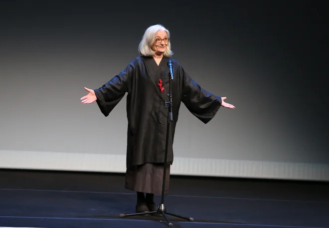 Bjanka Adžić Ursulov je bila iskreno kratka in se zahvalila vsem, ki so jo sprejeli in jo imajo radi, v imenu Filipa Robarja Dorina pa je nagrado prevzela njegova soproga<strong> </strong>Marta Pihlar. FOTO: Jože Suhadolnik/Delo