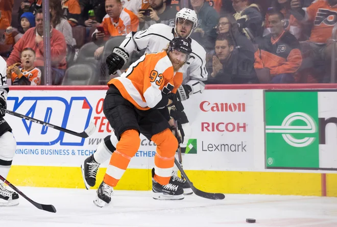 Anže Kopitar v dvoboju z Jakubom Voračkom, ki je izsilil podaljšek. FOTO: Bill Streicher/Reuters