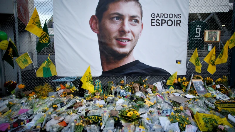 Fotografija: Tragedija je združila nogometni svet. FOTO: Stephane Mahe/Reuters