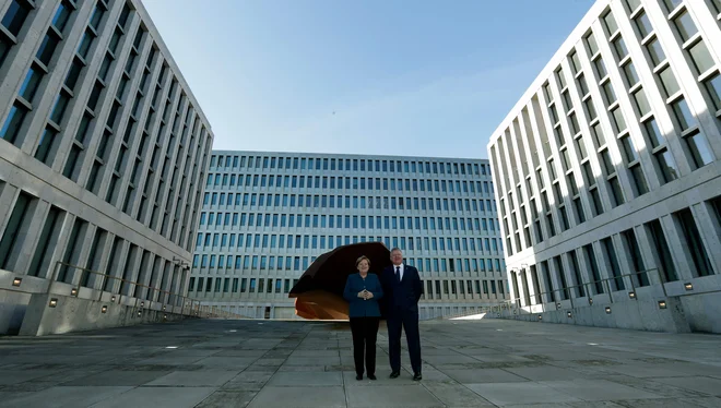 Poslopje na 260.000 kvadratnih metrih je eden izmed največjih sedežev obveščevalnih služb na svetu. FOTO: Michael Sohn/Afp