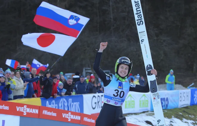 Urša Bogataj se je pred domačimi navijači veselila rezultata kariere. FOTO: Jože Suhadolnik/Delo