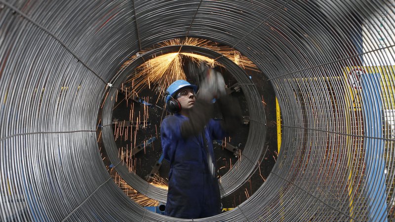 Fotografija: Ob glavnem investitorju Gazpromu pri projektu sodelujejo evropska podjetja: Engie, OMV, Shell, Uniper in Wintershall. Prvi Severni tok je začel delovati leta 2011. FOTO: Reuters