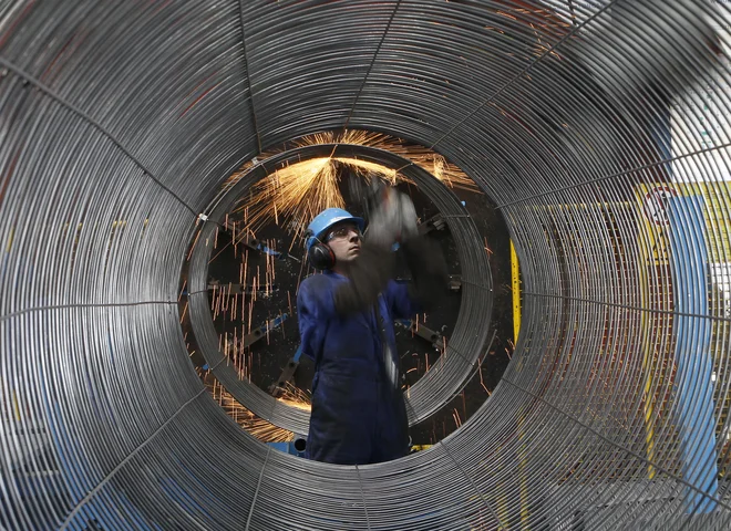 Ob glavnem investitorju Gazpromu pri projektu sodelujejo evropska podjetja: Engie, OMV, Shell, Uniper in Wintershall. Prvi Severni tok je začel delovati leta 2011. FOTO: Reuters