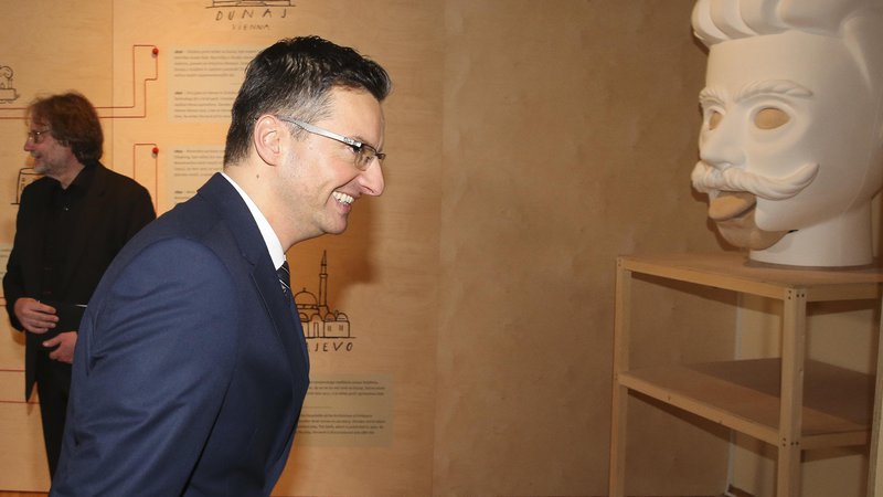 Fotografija: Möderndorfer je v včerajšnjem govoru med drugim dejal, da imamo prvič v zgodovini samostojne Slovenije za predsednika vlade človeka, ki je bil v resnici kulturnik in naj bi se spoznal na kulturo. FOTO: Jože Suhadolnik
