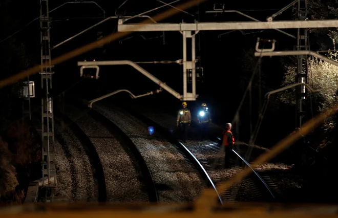 Reševalci so evakuirali potnike. FOTO: Albert Gea/Reuters