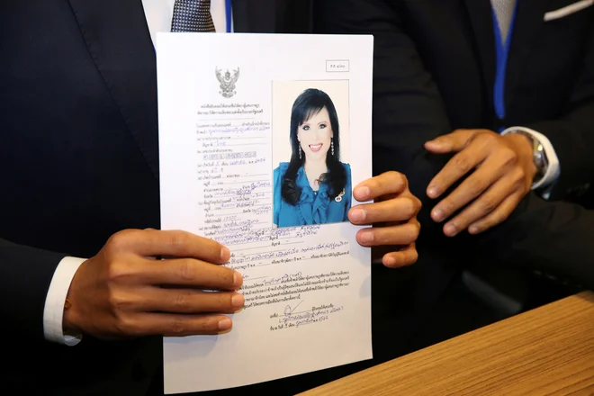 Današnja odločitev stranke, ki je podprla 67-letno princeso, dejansko razveljavlja njeno kandidaturo za položaj premierke. FOTO: Athit Perawongmetha/Reuters