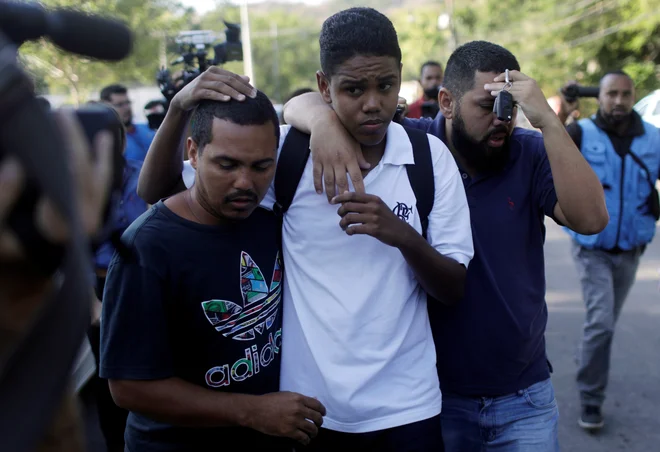 People embrace in front of the training center of Rio&#39;s soccer club Flamengo, after a deadly fire in Rio de Janeiro, Brazil February 8, 2019. REUTERS/Ricardo Moraes Foto Ricardo Moraes Reuters
