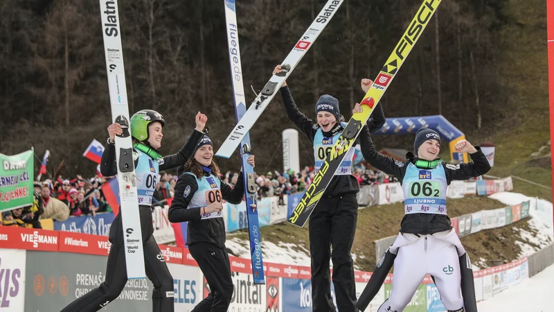Fotografija: Slovenske skakalke so današnjo ekipno preizkušnjo zaključile na drugem mestu. FOTO: Aljoša Rebolj