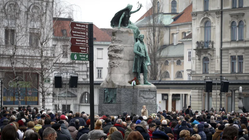 Fotografija: Združenje dramskih umetnikov se je Prešernu kot vsako leto poklonilo ob njegovem spomeniku na ljubljanskem Tromostovju. Foto Matej Družnik